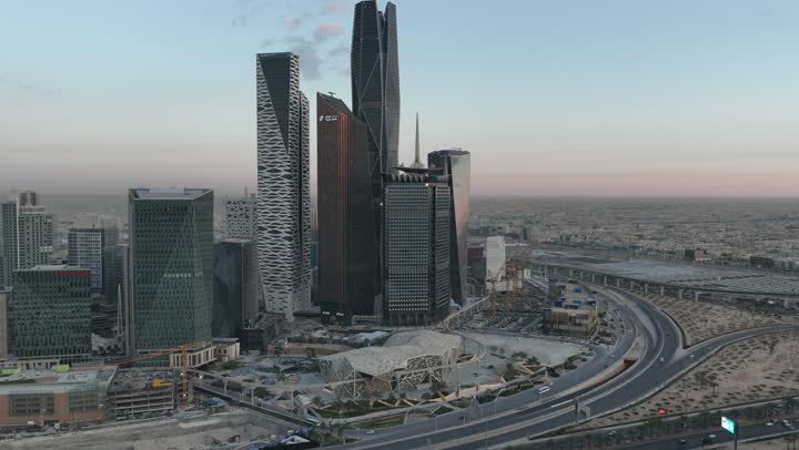 معالم التجارة المشهورة, النمو والتطور العمراني للفنادق وناطحات السحاب في المملكة العربية السعودية، الفن الهندسي المعماري للأبراج المالية والمنشآت الاقتصادية وقت النهار في العاصمة، تصوير درون  لمدينة الملك عبدالله الاقتصادية (كافيد)