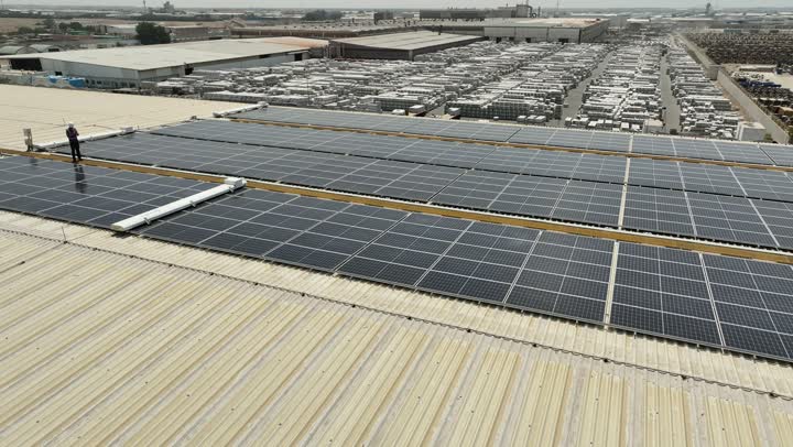 أنظمة هندسة الطاقة، التنمية والتطوير المستدامة لمصادر الطاقة المتجددة والنظيفة في السعودية، رؤية سعودية 2030، الخلايا الشمسية لتوليد الطاقة البديلة، تصوير درون لمجموعة من ألواح الطاقة الشمسية في مساحات واسعة، ستلايت مستقبل الطاقة، الطاقة المتجددة