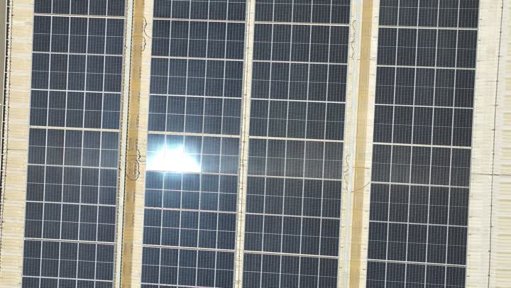 التنمية والتطوير المستدامة لمصادر الطاقة المتجددة والنظيفة في السعودية، رؤية سعودية 2030، الخلايا الشمسية لتوليد الطاقة البديلة، تصوير درون لمجموعة من ألواح الطاقة الشمسية في مساحات واسعة، ستلايت، مستقبل الطاقة، أنطمة هندسة الطاقة، الطاقة المتجددة