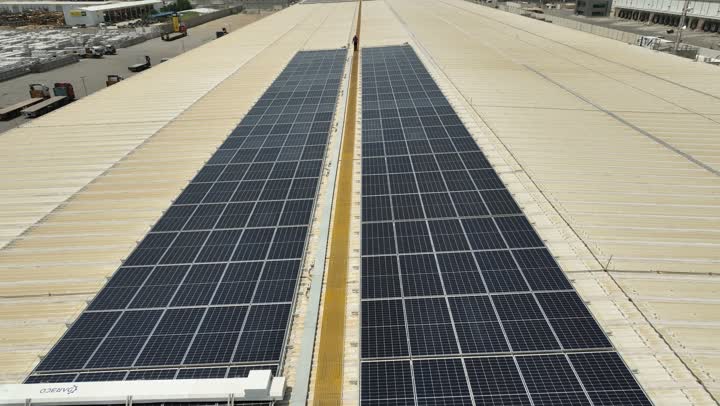 رؤية سعودية 2030، الخلايا الشمسية لتوليد الطاقة البديلة، التنمية والتطوير المستدامة لمصادر الطاقة المتجددة والنظيفة في السعودية، تصوير درون لمجموعة من ألواح الطاقة الشمسية في مساحات واسعة، ستلايت، مستقبل الطاقة، أنطمة هندسة الطاقة، الطاقة المتجددة