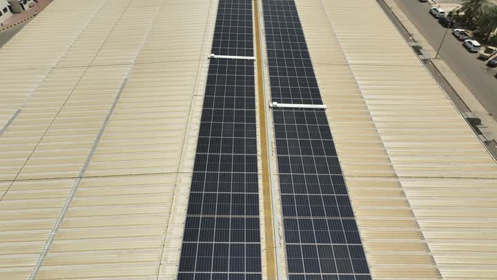 الخلايا الشمسية لتوليد الطاقة البديلة، رؤية سعودية 2030، التنمية والتطوير المستدامة لمصادر الطاقة المتجددة والنظيفة في السعودية، تصوير درون لمجموعة من ألواح الطاقة الشمسية في مساحات واسعة، ستلايت، مستقبل الطاقة، أنطمة هندسة الطاقة، الطاقة المتجددة