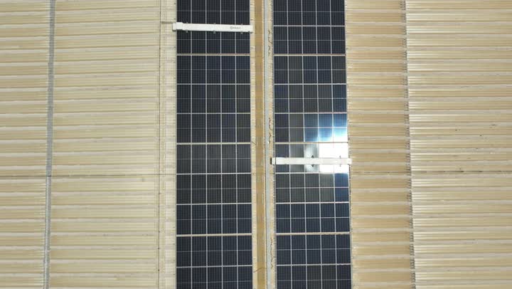 رؤية سعودية 2030، الخلايا الشمسية لتوليد الطاقة البديلة، التنمية والتطوير المستدامة لمصادر الطاقة المتجددة والنظيفة في السعودية، تصوير درون لمجموعة من ألواح الطاقة الشمسية في مساحات واسعة، ستلايت، مستقبل الطاقة، أنطمة هندسة الطاقة، الطاقة المتجددة