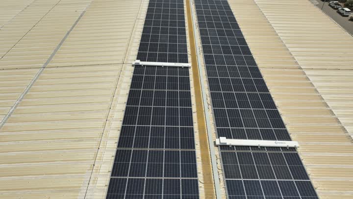 الخلايا الشمسية لتوليد الطاقة البديلة، رؤية سعودية 2030، التنمية والتطوير المستدامة لمصادر الطاقة المتجددة والنظيفة في السعودية، تصوير درون لمجموعة من ألواح الطاقة الشمسية في مساحات واسعة، ستلايت، مستقبل الطاقة، أنطمة هندسة الطاقة، الطاقة المتجددة