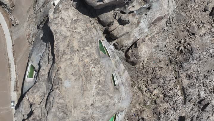 اماكن مخصصة فيها حوض سباحة، تصوير درون جوي لجبال من التشكلات الصخرية في صحراء المملكة العربية السعودية، مناظر وظواهر طبيعية، جزر في البحر الأحمر، أملج الساحلية في السعودية، نسيج الصخور على وجه الجبل، منظر بانورامي للجبال الصخرية الصحراوية باللون الابيض