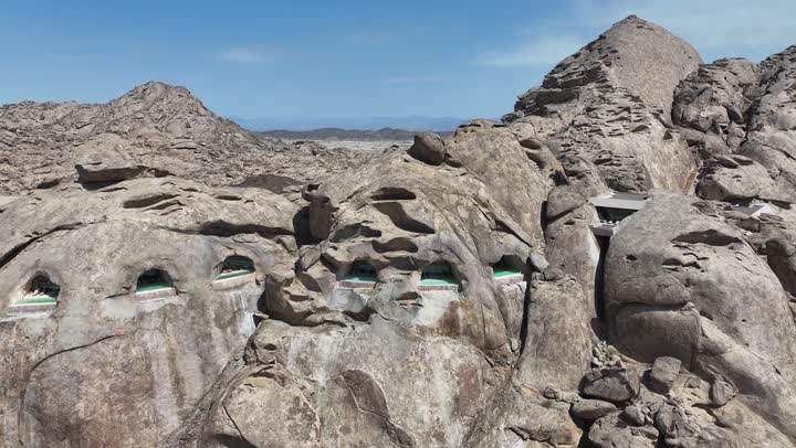 جزر في البحر الأحمر، تصوير درون جوي لجبال من التشكلات الصخرية في صحراء المملكة العربية السعودية، مناظر وظواهر طبيعية، أملج الساحلية في السعودية، نسيج الصخور على وجه الجبل، منظر بانورامي للجبال الصخرية الصحراوية باللون الابيض، اماكن مخصصة فيها حوض سباحة