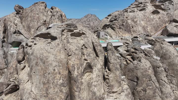 منظر بانورامي للجبال الصخرية الصحراوية، جزر في البحر الأحمر، تصوير درون جوي لجبال من التشكلات الصخرية في صحراء المملكة العربية السعودية، مناظر وظواهر طبيعية، أملج الساحلية في السعودية، نسيج الصخور على وجه الجبل، اماكن مخصصة فيها حوض سباحة