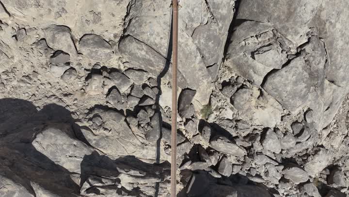 مناظر وظواهر طبيعية، أملج الساحلية في السعودية، نسيج الصخور على وجه الجبل، الاهتمام بالزراعة في مناطق الكثبان الرملية، منظر بانورامي للجبال الصخرية الصحراوية، تصوير درون جوي لسلم للصعود أعلى جبل من التشكلات الصخرية في صحراء المملكة العربية السعودية