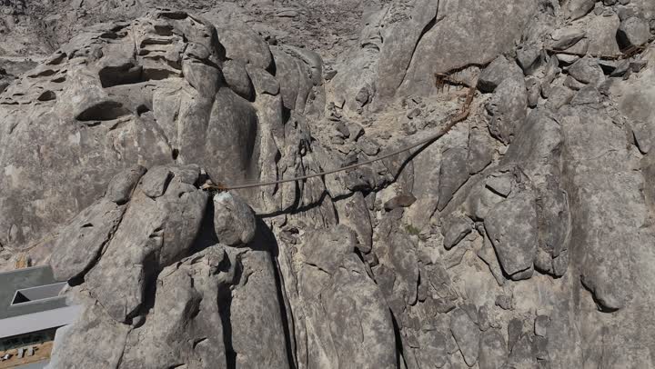 أملج الساحلية في السعودية، نسيج الصخور على وجه الجبل، الاهتمام بالزراعة في مناطق الكثبان الرملية، منظر بانورامي للجبال الصخرية الصحراوية، تصوير درون جوي لجبال من التشكلات الصخرية في صحراء المملكة العربية السعودية، مناظر وظواهر طبيعية، اماكن مخصصة فيها حوض سباحة