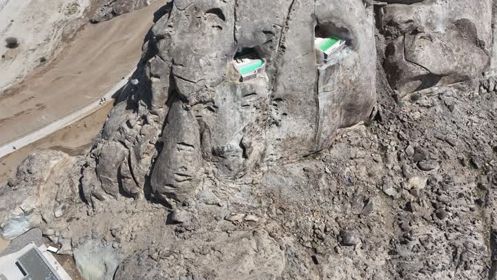 اماكن مخصصة فيها حوض سباحة، تصوير درون جوي لجبال من التشكلات الصخرية في صحراء المملكة العربية السعودية، مناظر وظواهر طبيعية، جزر في البحر الأحمر، أملج الساحلية في السعودية، نسيج الصخور على وجه الجبل، منظر بانورامي للجبال الصخرية الصحراوية باللون الابيض