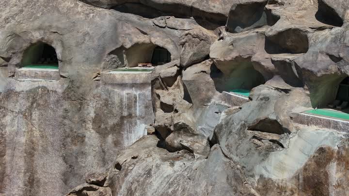 جزر في البحر الأحمر، تصوير درون جوي لجبال من التشكلات الصخرية في صحراء المملكة العربية السعودية، مناظر وظواهر طبيعية، أملج الساحلية في السعودية، نسيج الصخور على وجه الجبل، منظر بانورامي للجبال الصخرية الصحراوية باللون الابيض، اماكن مخصصة فيها حوض سباحة