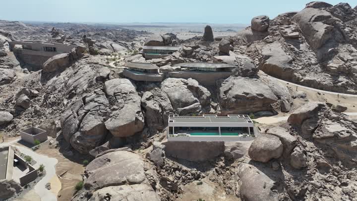 نسيج الصخور على وجه الجبل، الاهتمام بالزراعة في مناطق الكثبان الرملية، منظر بانورامي للجبال الصخرية الصحراوية، تصوير درون جوي لجبال من التشكلات الصخرية في صحراء المملكة العربية السعودية، مناظر وظواهر طبيعية، أملج الساحلية في السعودية، اماكن مخصصة فيها حوض سباحة