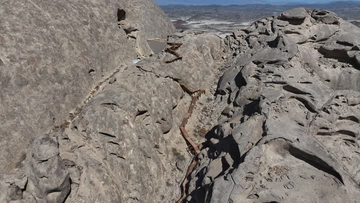 مناظر وظواهر طبيعية، أملج الساحلية في السعودية، نسيج الصخور على وجه الجبل، الاهتمام بالزراعة في مناطق الكثبان الرملية، منظر بانورامي للجبال الصخرية الصحراوية، تصوير درون جوي لسلم للصعود أعلى جبل من التشكلات الصخرية في صحراء المملكة العربية السعودية