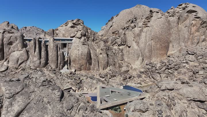 أملج الساحلية في السعودية، نسيج الصخور على وجه الجبل، الاهتمام بالزراعة في مناطق الكثبان الرملية، منظر بانورامي للجبال الصخرية الصحراوية، تصوير درون جوي لجبال من التشكلات الصخرية في صحراء المملكة العربية السعودية، مناظر وظواهر طبيعية، اماكن مخصصة فيها حوض سباحة