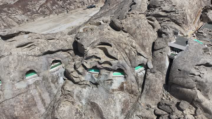 جزر في البحر الأحمر، تصوير درون جوي لجبال من التشكلات الصخرية في صحراء المملكة العربية السعودية، مناظر وظواهر طبيعية، أملج الساحلية في السعودية، نسيج الصخور على وجه الجبل، منظر بانورامي للجبال الصخرية الصحراوية باللون الابيض، اماكن مخصصة فيها حوض سباحة