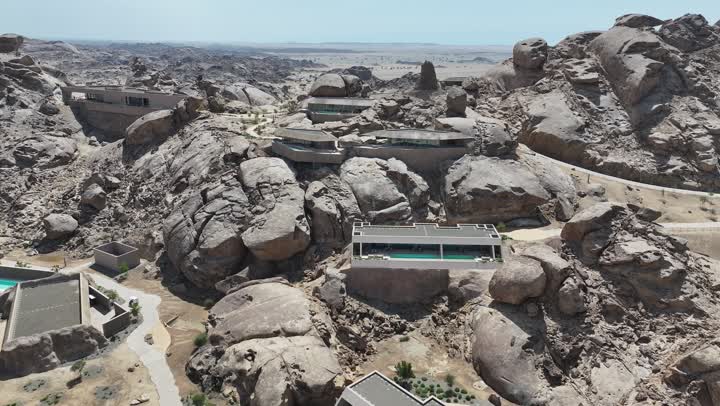 نسيج الصخور على وجه الجبل، الاهتمام بالزراعة في مناطق الكثبان الرملية، منظر بانورامي للجبال الصخرية الصحراوية، تصوير درون جوي لجبال من التشكلات الصخرية في صحراء المملكة العربية السعودية، مناظر وظواهر طبيعية، أملج الساحلية في السعودية، اماكن مخصصة فيها حوض سباحة