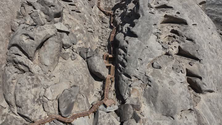 مناظر وظواهر طبيعية، أملج الساحلية في السعودية، نسيج الصخور على وجه الجبل، الاهتمام بالزراعة في مناطق الكثبان الرملية، منظر بانورامي للجبال الصخرية الصحراوية، تصوير درون جوي لسلم للصعود أعلى جبل من التشكلات الصخرية في صحراء المملكة العربية السعودية