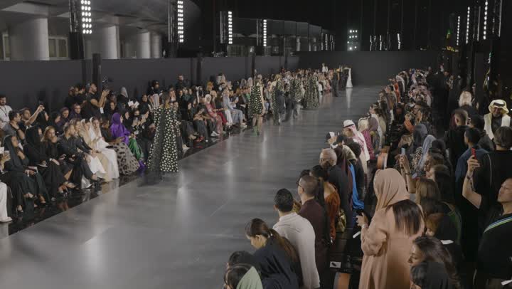 أسبوع الموضة في الرياض، حدث يجمع بين الأناقة والإبداع، عروض أزياء راقية لمصممين سعوديين وعالميين في أجواء الفخامة والإلهام، أضواء وإطلالات مبهرة، عارضات خليجيون يرتدون تصاميم حديثة تجمع بين الأصالة والحداثة، الهوية السعودية العصرية في قلب العاصمة الرياض