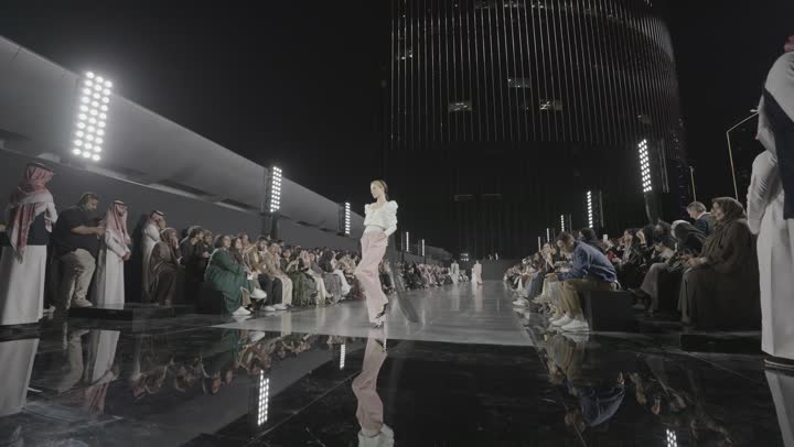 حدث يجمع بين الأناقة والإبداع، عروض أزياء راقية لمصممين سعوديين وعالميين في أجواء الفخامة والإلهام، أضواء وإطلالات مبهرة، عارضات خليجيون يرتدون تصاميم حديثة تجمع بين الأصالة والحداثة، أسبوع الموضة في الرياض،  الهوية السعودية العصرية في قلب العاصمة الرياض