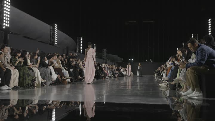 An event that combines elegance and creativity, high-end fashion shows by Saudi and international designers in an atmosphere of luxury and inspiration, dazzling lights and stunning looks, Gulf models wearing modern designs that blend tradition and modernity, Fashion Week in Riyadh, the contemporary Saudi identity in the heart of the capital, Riyadh.
