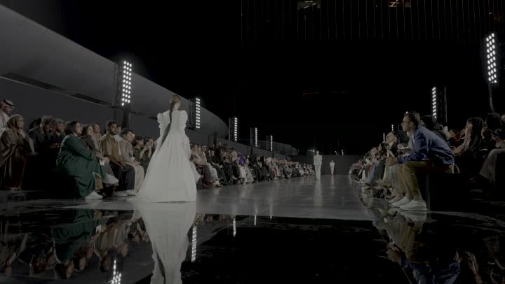 High-end fashion shows by Saudi and international designers in an atmosphere of luxury and inspiration, Fashion Week in Riyadh, an event that combines elegance and creativity, dazzling lights and stunning looks, Gulf models wearing modern designs that blend tradition and modernity, the contemporary Saudi identity in the heart of the capital, Riyadh.