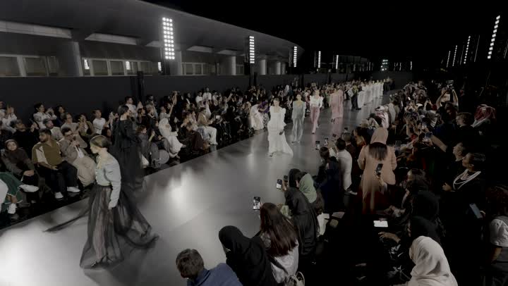 High-end fashion shows by Saudi and international designers in an atmosphere of luxury and inspiration, Fashion Week in Riyadh, an event that combines elegance and creativity, dazzling lights and stunning looks, Gulf models wearing modern designs that blend tradition and modernity, the contemporary Saudi identity in the heart of the capital, Riyadh.