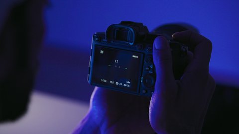 إتقان واحتراف مهنة التصوير، تعلم أخذ لقطات تذكارية فنية، ممارسة الهواية المفضلة بشغف،  تصوير مقرب لرجل عربي خليجي اماراتي يمسك بيدية كاميرا فوتوغرافية، استخدام التقنيات الحديثة المتطورة