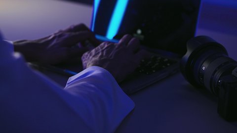 الاستمتاع بالهواية المفضلة،  تصوير مقرب لرجل عربي خليجي اماراتي يعمل على جهاز الحاسوب المحمول وبجانبه كاميرا فوتوغرافية، استخدام التقنيات الحديثة المتطورة، شاب سعودي يقوم بتعديل جلسة التصوير، إتقان واحتراف مهنة التصوير، تعلم أخذ لقطات تذكارية فنية