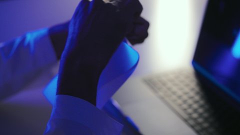 عدم الموافقة على شيء ما، تصوير مقرب ليد رجل عربي خليجي اماراتي يقوم بتمزيق ورقة بيضاء فارغة، شاب سعودي يعقد صفقة غير ناجحة، كسر القواعد المهنية في الشركات