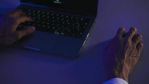 العمل على جهازاللابتوب، صناعة المحتويات النصية، مفهوم ادخال البيانات، وظائف ومهن إدارية مكتبية، دمج التكنولوجيا الحديثة بالحياة العملية، تصوير مقرب ليد رجل عربي خليجي سعودي يستخدم فأرة الحاسوب المحمول