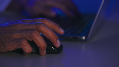 صناعة المحتويات النصية، مفهوم ادخال البيانات، وظائف ومهن إدارية مكتبية، دمج التكنولوجيا الحديثة بالحياة العملية، تصوير مقرب ليد رجل عربي خليجي سعودي يستخدم فأرة الحاسوب المحمول، العمل على جهازاللابتوب