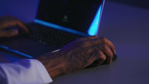 مفهوم ادخال البيانات، وظائف ومهن إدارية مكتبية، دمج التكنولوجيا الحديثة بالحياة العملية، صناعة المحتويات النصية، تصوير مقرب ليد رجل عربي خليجي سعودي يستخدم فأرة الحاسوب المحمول، العمل على جهازاللابتوب