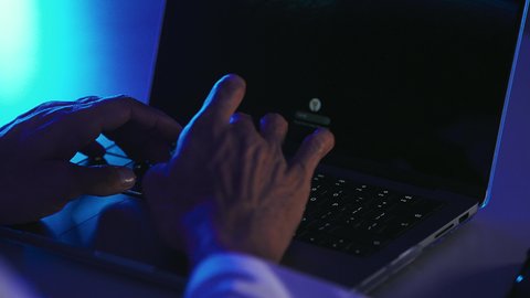 النقر على لوحة المفاتيح، صناعة المحتويات النصية، مفهوم ادخال البيانات، تصوير مقرب ليد رجل عربي خليجي سعودي يستخدم الحاسوب المحمول، الكتابة على جهازاللابتوب، دمج التكنولوجيا الحديثة بالحياة العملية، مهن ووظائف إدارية مكتبية