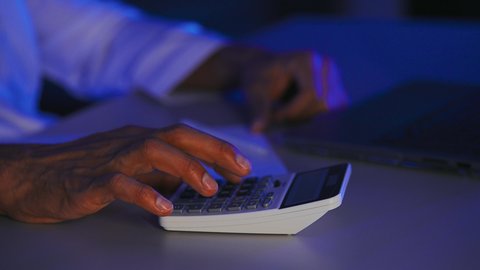 العمل في إدارة الحسابات، استخدام التقنيات الحديثة والأجهزة المتطورة، تسهيل الاعمال والقدرة على إنجاز المهام ، تصوير مقرب ليد رجل عربي خليجي سعودي يمسك بيده آلة حاسبة لإجراء عمليات الحساب، مهن و وظائف حسابية ، مفهوم أدوات مكتبية