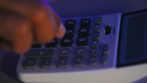 تسهيل الاعمال والقدرة على إنجاز المهام، استخدام التقنيات الحديثة والأجهزة المتطورة ، تصوير مقرب ليد رجل عربي خليجي سعودي يمسك بيده آلة حاسبة لإجراء عمليات الحساب، العمل في إدارة الحسابات، مهن و وظائف حسابية ، مفهوم أدوات مكتبية