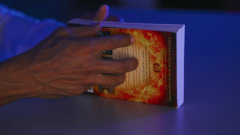 قراءة أعمال قصصية وروايات ممتعة،  تنمية الذخيرة الثقافية،  مفهوم الثقافة والتعلم الذاتي، قضاء أوقات الفراغ بممارسة هواية المطالعة, تصوير مقرب لأيدي رجل عربي خليجي سعودي  يمسك بيده الكتاب