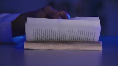 قراءة القصص والروايات الممتعة، مفهوم الثقافة والتعلم الذاتي، قضاء أوقات الفراغ بممارسة هواية المطالعة, تصوير مقرب لأيدي رجل عربي خليجي سعودي يمسك بيده الكتاب, تنمية الذخيرة الثقافية