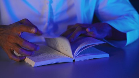 قضاء أوقات الفراغ بممارسة هواية المطالعة, مفهوم الثقافة والتعلم الذاتي, قراءة القصص والروايات الممتعة, تصوير مقرب لأيدي رجل عربي خليجي سعودي يمسك بيده الكتاب, تنمية الذخيرة الثقافية