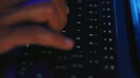 كتابة وإدخال المعلومات عبر الكيبورد، امتلاك مهارة الكتابة السريعة على الكيبورد، دمج العمل مع التقنية والتكنولوجيا، مهام وظائف إدارية مكتبية، تصوير مقرب لأيدي رجل عربي خليجي سعودي يقوم بالعمل على الحاسب المحمول