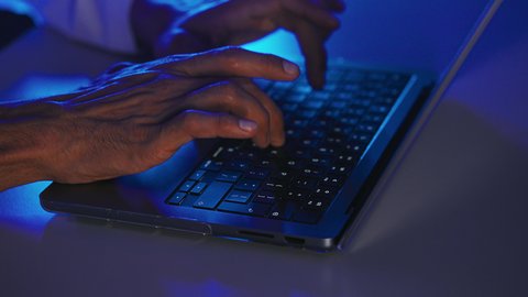 امتلاك مهارة الكتابة السريعة على الكيبورد، دمج العمل مع التقنية والتكنولوجيا، مهام وظائف إدارية مكتبية، إدخال البيانات والكتابة من خلال لوحة المفاتيح، تصوير مقرب لأيدي رجل عربي خليجي سعودي يقوم بالعمل على الحاسب المحمول