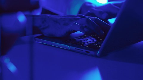 مفهوم ادخال البيانات، تصوير مقرب ليد رجل عربي خليجي سعودي يستخدم الحاسوب المحمول ،الكتابة من خلال لوحة المفاتيح ، كتابة المحتويات ،التسويق والترويج للمواقع الالكترونية، القيام بالاعمال الادارية ،التعليم الالكتروني