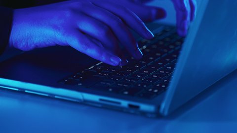 كتابة المعلومات الرقمية باستخدام الكيبورد، امتلاك مهارة الكتابة السريعة على لوحة المفاتيح ، دمج العمل مع التقنية والتكنولوجيا، مهام وظائف إدارية مكتبية، تصوير مقرب  ليد امراه عربية خليجيه سعودية تقوم بالعمل على الحاسب المحمول