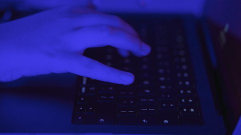 التعامل مع الكيبورد لتسجيل المعلومات، امتلاك مهارة الكتابة السريعة على لوحة المفاتيح ، دمج العمل مع التقنية والتكنولوجيا، مهام وظائف إدارية مكتبية، تصوير مقرب  ليد امراه عربية خليجيه سعودية تقوم بالعمل على الحاسب المحمول