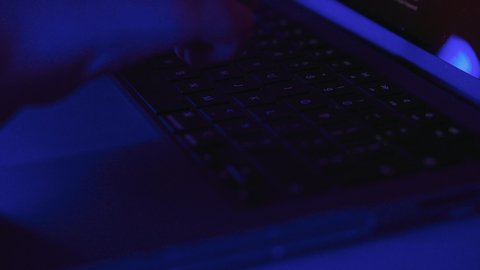 إدخال وكتابة البيانات عبر الكيبورد، امتلاك مهارة الكتابة السريعة على لوحة المفاتيح ، دمج العمل مع التقنية والتكنولوجيا، مهام وظائف إدارية مكتبية، تصوير مقرب  ليد امراه عربية خليجيه سعودية تقوم بالعمل على الحاسب المحمول