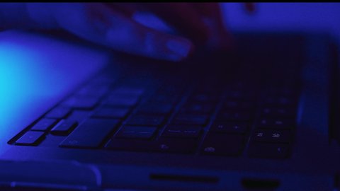 امتلاك مهارة الكتابة السريعة على لوحة المفاتيح ، كتابة وإدخال المعلومات عبر الكيبورد، دمج العمل مع التقنية والتكنولوجيا، مهام وظائف إدارية مكتبية، تصوير مقرب  ليد امراه عربية خليجيه سعودية تقوم بالعمل على الحاسب المحمول