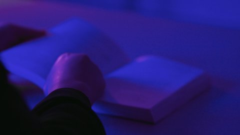 مفهوم الثقافة والتعلم الذاتي، قضاء أوقات الفراغ بممارسة هواية المطالعة, قراءة القصص والروايات الممتعة, تصوير مقرب لأيدي امراه عربيه خليجيه سعودية تمسك بيديها الكتاب, تنمية الذخيرة الثقافية