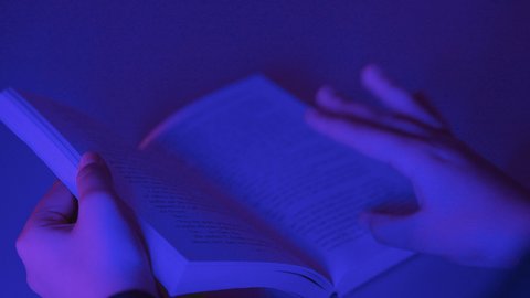 قضاء أوقات الفراغ بممارسة هواية المطالعة, مفهوم الثقافة والتعلم الذاتي, قراءة القصص والروايات الممتعة, تصوير مقرب لأيدي امراه عربيه خليجيه سعودية تمسك بيديها الكتاب, تنمية الذخيرة الثقافية