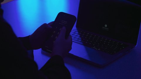 مشاهدة الافلام والفيديو، تصفح مواقع التواصل الاجتماعي، تصوير مقرب ليد امراه عربيه خليجيه سعودية تستخدم الهاتف المحمول و تجلس امام الحاسوب المحمول تقوم بمحادثة كتابية ، نقل البيانات والملفات بين الجهازين، التسويق للتطبيقات الالكترونية