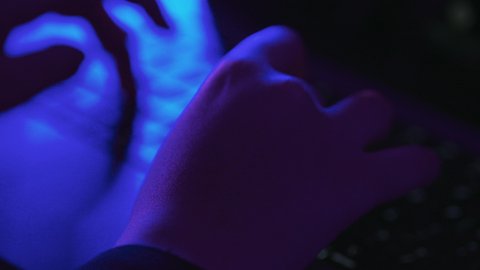 النقر على لوحة المفاتيح، صناعة المحتويات النصية، مفهوم ادخال البيانات، تصوير مقرب لايدي امرأة عربية خليجية سعودية تستخدم الحاسوب المحمول، الكتابة على جهازاللابتوب، دمج التكنولوجيا الحديثة بالحياة العملية، مهن ووظائف إدارية مكتبية