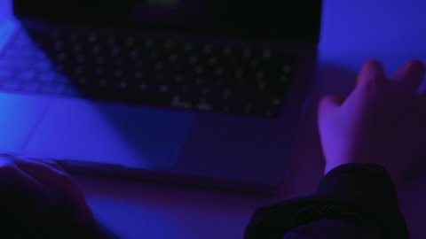 العمل على جهازاللابتوب، وظائف ومهن إدارية مكتبية، دمج التكنولوجيا الحديثة بالحياة العملية،مفهوم ادخال البيانات، صناعة المحتويات النصية، تصوير مقرب لايدي امرأة عربية خليجية سعودية تستخدم فأرة الحاسوب المحمول