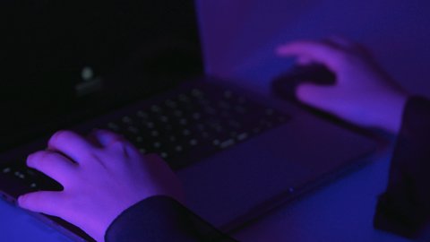 وظائف ومهن إدارية مكتبية، دمج التكنولوجيا الحديثة بالحياة العملية،مفهوم ادخال البيانات، صناعة المحتويات النصية، تصوير مقرب لايدي امرأة عربية خليجية سعودية تستخدم فأرة الحاسوب المحمول، العمل على جهازاللابتوب